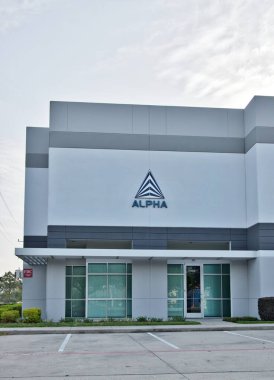 Houston, Teksas ABD 04-07-2024: Alpha ofis binası dış şirket yalıtımı ve su geçirmezliği.