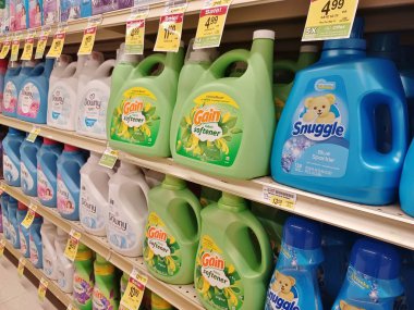 Houston, Teksas ABD 05-12-2024: Rafta çeşitli markalar bulunan yumuşatıcı plastik şişeler.