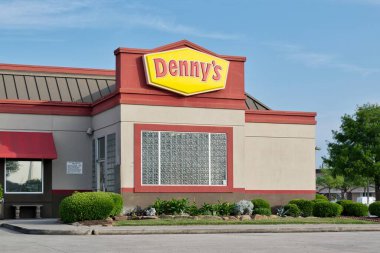 Houston, Teksas ABD 04-07-2024: Dennys restoran dış şirket mağazası.