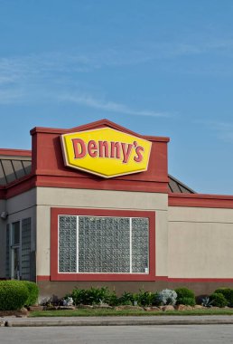 Houston, Teksas ABD 04-07-2024: Dennys restoran dış şirket mağazası.