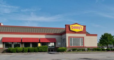 Houston, Teksas ABD 04-07-2024: Dennys restoran dış şirket mağazası.
