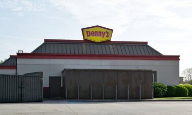 Houston, Teksas ABD 04-07-2024: Dennys restoran dış şirket mağazası.