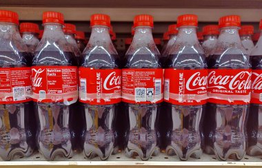 Houston, Teksas ABD 05-12-2024: Plastik Coca Cola süpermarket rafında içki şişeleri.