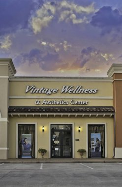 Houston, Teksas ABD 06-23-2024: Vintage Wellness ve Estetik Merkezi iş dünyası vitrini.