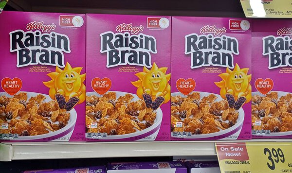 Хьюстон, Техас США 05-12-2024: Келлоггс изюм отрубей хлопья полки супермаркета.