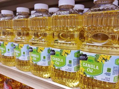 Houston, Teksas ABD 06-02-2024: Canola Petrol süpermarket raf İmzalama Markası.