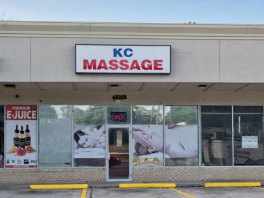 Houston, Teksas ABD 06-23-2024: KC Masaj işi dış mağaza önü.