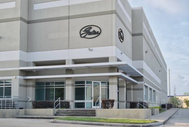 Houston, Teksas ABD 04-07-2024: Gates ofis binası dış şirket mağazası önü.