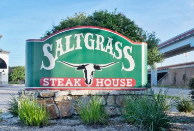 Houston, Teksas ABD 06-30-2024: Saltgrass Et Lokantası Yol kenarı Otoparkı tabelası.