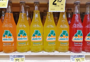 Houston TX USA 05-12-2024: Jarritos süpermarket rafında cam şişe içiyor.
