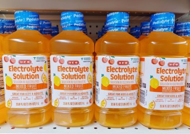 Houston, Teksas ABD 08-25-2024: Elektrolit Çözüm HEB marka plastik şişe süpermarket içeceği.