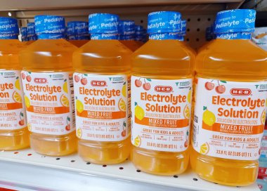 Houston, Teksas ABD 08-25-2024: Elektrolit Çözüm HEB marka plastik şişe süpermarket içeceği.
