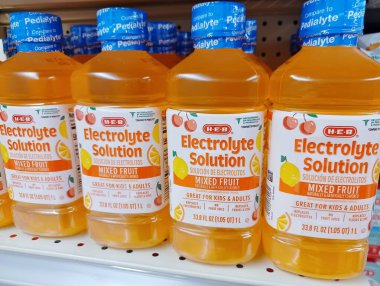 Houston, Teksas ABD 08-25-2024: Elektrolit Çözüm HEB marka plastik şişe süpermarket içeceği.