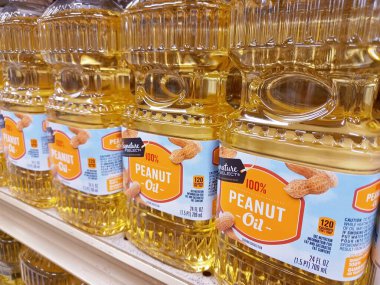 Houston, Teksas ABD 06-02-2024: Peanut Oil süpermarket raf İmzalama Market ürünleri.