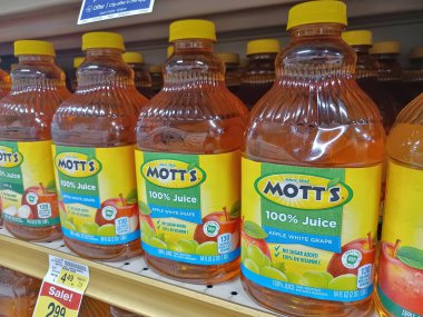 Houston, Teksas ABD 09-01-2024: Elma suyu plastik şişeleri Motts marka süpermarket raf perakende mağazası.