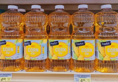 Houston, Teksas ABD 09-01-2024: Corn Oil süpermarket raf İmzalama Markası.
