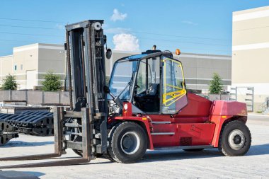 Houston, Teksas ABD 09-18-2022: Kalmar DCE160 forklift depo yan görünümü.