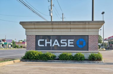 Houston, Teksas ABD 08-11-2024: JP Morgan Chase Bankası yol kenarı finans kurumu şubesini imzaladı.