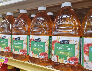 Houston, Teksas ABD 09-01-2024: Elma suyu plastik şişeleri İmza Markası Seç.