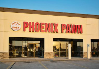 Houston, Teksas ABD 08-11-2024: Phoenix tefeci dükkânı mağaza vitrini dış şerit alışveriş merkezi düşük gelir.
