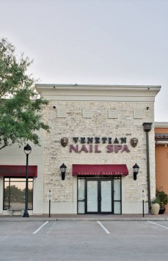 Houston, Teksas ABD 06-23-2024: Venedik Çivi Kaplıcası kuaför dükkânı önü.