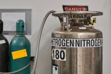 Nitrojen tankı silindiri. Kısmi endüstriyel bilim laboratuvarı. Tehlike işareti kimyasalları..