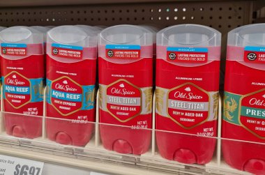 Houston, Teksas ABD 08-25-2024: Süpermarket rafındaki Old Spice deodorant çubukları.