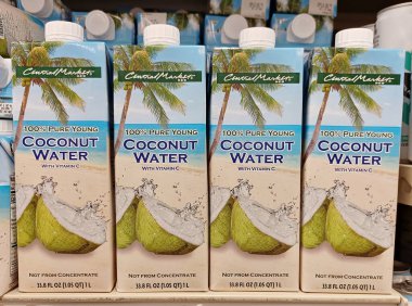 Houston, Teksas ABD 09-14-2024: Coconut Water Central Market marka kartonlar süpermarket raflarında perakende satış ürünleri.