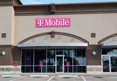 Houston, Teksas ABD 04-07-2024: T-Mobile iş dünyası mağaza önü akıllı telefon servis sağlayıcısı.