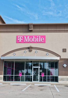 Houston, Teksas ABD 04-07-2024: T-Mobile iş dünyası mağaza önü akıllı telefon servis sağlayıcısı.