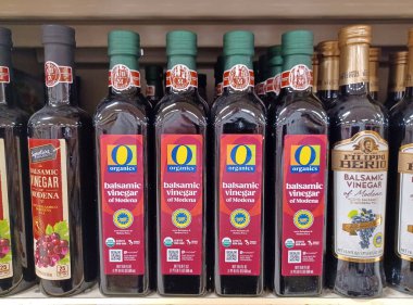 Houston, Teksas ABD 09-01-2024: Modena şişe süpermarket raflarının balzamik sirkesi.