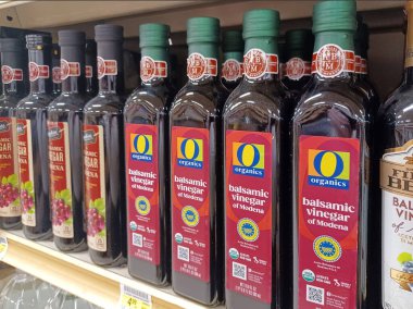 Houston, Teksas ABD 09-01-2024: Modena şişe süpermarket raflarının balzamik sirkesi.