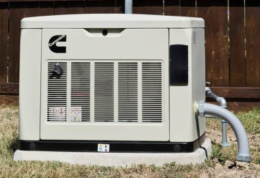 Houston, Teksas ABD 10-11-2024: Cummins arka bahçedeki elektrik kesintisi destek jeneratörü.