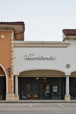 Houston, Teksas ABD 06-16-2024: Lash Lounge kirpik uzatma işi dış şerit alışveriş merkezi.