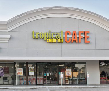 Houston, Teksas ABD 06-16-2024: Tropikal Smoothie Cafe mağazası dış şerit alışveriş merkezi.