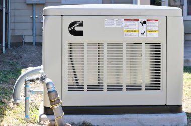 Houston, Teksas ABD 10-17-2024: Cummins rezidans arka bahçesinde yedek jeneratör.