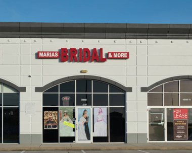 Houston, Teksas ABD 06-30-2024: Marias Bridal and More gelinlik mağazası.