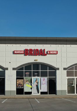 Houston, Teksas ABD 06-30-2024: Marias Bridal and More gelinlik mağazası.