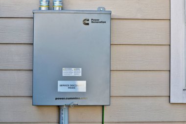 Houston, Teksas ABD 10-17-2024: Cummins yedek jeneratör aktarım şalteri devre dışı..