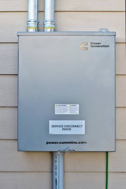 Houston, Teksas ABD 10-17-2024: Cummins yedek jeneratör aktarım anahtarı devre dışı..