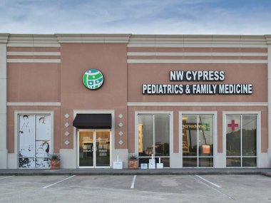 Houston, Teksas ABD 08-11-2024: NW Kıbrıs Pediyatri ve Aile Tıbbı Dış Tıp Merkezi.