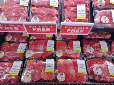 Houston, Teksas ABD 06-02-2024: Et bölümü kasap süpermarketinde sığır eti paketleri.