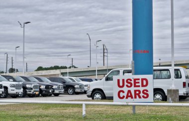 Houston, Teksas ABD 11-28-2019: Kullanılmış araba tabelası ve otopark taşımacılığı açık hava araçları.