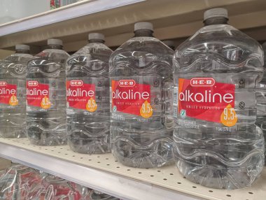 Houston, Teksas ABD 12-15-2024: Süpermarket raflarında bulunan alkali su şişeleri.