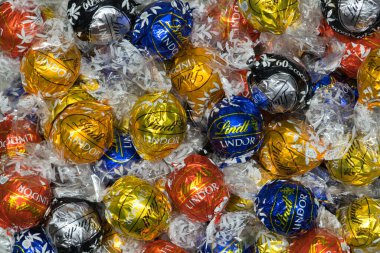Houston, Teksas ABD 01-01-2025: Lindt Lindor çikolata trüf ambalajlar içinde dağınık yatıyordu.