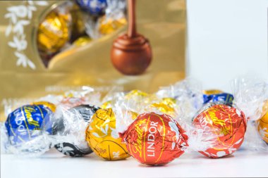 Houston, Teksas ABD 01-01-2025: Lindt Lindor çikolata trüf ambalajlar içinde dağınık yatıyordu.