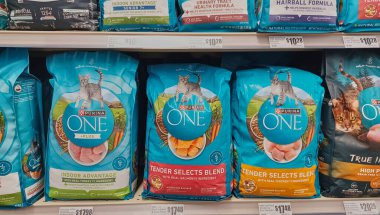 Houston, Teksas ABD 12-01-2024: Purina Bir adet kuru kedi maması torbası süpermarket rafı.