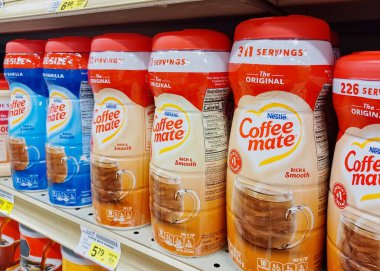 Houston, Teksas ABD 06-02-2024: Nestle kahve eşi krema şişeleri süpermarket rafında.