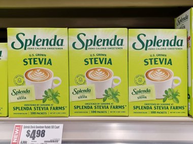 Houston, Teksas ABD 09-14-2024: Splenda stevia kutuları süpermarket rafında yapay tatlandırıcı.