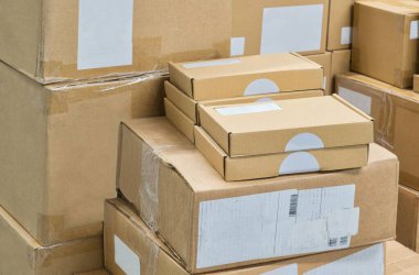 Karton kutular üst etiket kurye dağıtım hizmeti ile istiflenmiş nakliye için çeşitli boyutlarda paketlenmiş.